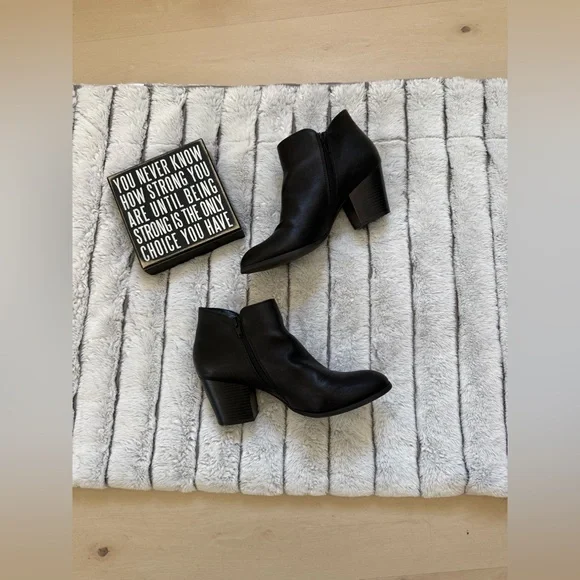 Style & Co. Black Ankle Booties - Picture 1 of 2